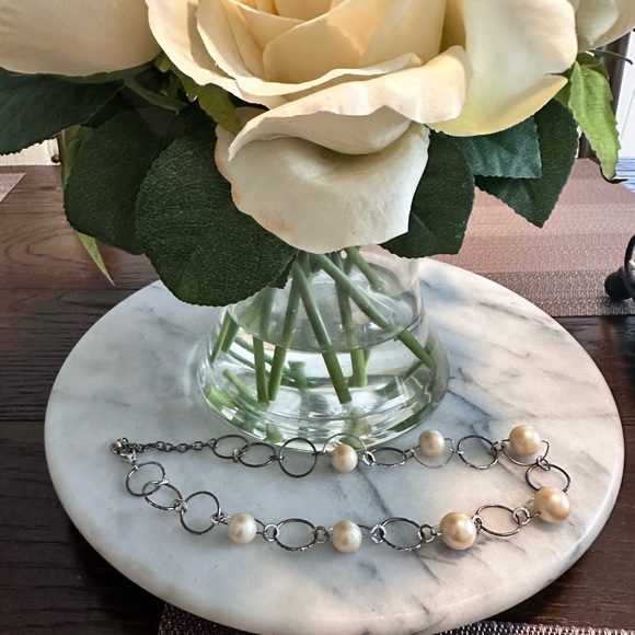 Jewelry - Vintage Silver and Faux Peal necklace